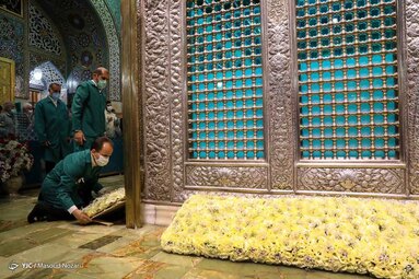 در آستانه میلاد هشتمین نور تابناک ولایت حضرت امام رضا (ع) ضریح حرم مطهر رضوی به گل آراسته شد