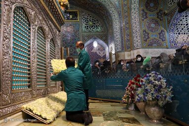 در آستانه میلاد هشتمین نور تابناک ولایت حضرت امام رضا (ع) ضریح حرم مطهر رضوی به گل آراسته شد