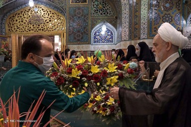 در آستانه میلاد هشتمین نور تابناک ولایت حضرت امام رضا (ع) ضریح حرم مطهر رضوی به گل آراسته شد
