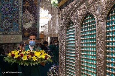 در آستانه میلاد هشتمین نور تابناک ولایت حضرت امام رضا (ع) ضریح حرم مطهر رضوی به گل آراسته شد