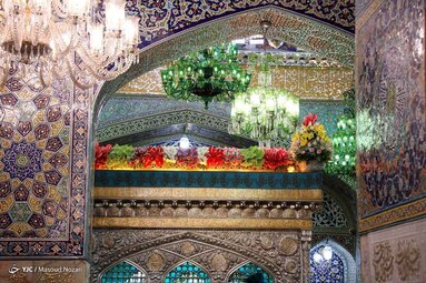در آستانه میلاد هشتمین نور تابناک ولایت حضرت امام رضا (ع) ضریح حرم مطهر رضوی به گل آراسته شد