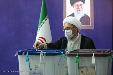 حضور صادق لاریجانی رئیس مجمع تشخیص مصلحت نظام در پای صندوق رای