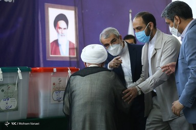 حضور آیت الله احمدی جنتی دبیر شورای نگهبان در پای صندوق رای