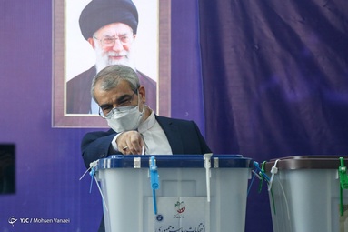حضور کدخدایی سخنگو شورای نگهبان در پای صندوق رای