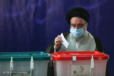 حضور آیت الله احمد خاتمی عضو شورای نگهبان در پای صندوق رای