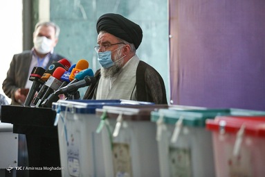 حضور آیت الله احمد خاتمی عضو شورای نگهبان در پای صندوق رای