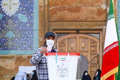 حضور مردم در پای صندوق‌های اخذ رای انتخابات ۱۴۰۰ - میدان نقش جهان اصفهان