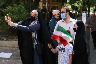 حضور مردم در پای صندوق‌های اخذ رای انتخابات ۱۴۰۰ - تبریز