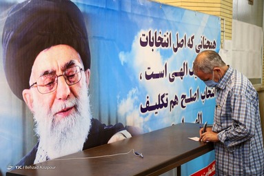 حضور مردم در پای صندوق‌های اخذ رای انتخابات ۱۴۰۰ - تبریز