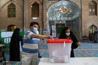 حضور مردم در پای صندوق‌های اخذ رای انتخابات ۱۴۰۰ - تبریز