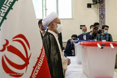 حضور مردم در پای صندوق‌های اخذ رای انتخابات ۱۴۰۰ - اراک