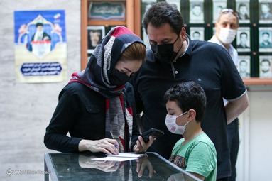 حضور مردم در پای صندوق‌های اخذ رای انتخابات ۱۴۰۰ - مسجدجامع حضرت رسول (ص)