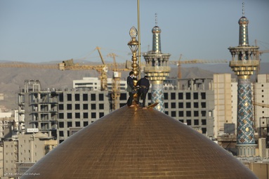 مراسم تعویض پرچم گنبد حرم مطهر رضوی