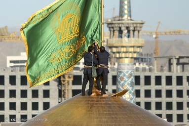 مراسم تعویض پرچم گنبد حرم مطهر رضوی