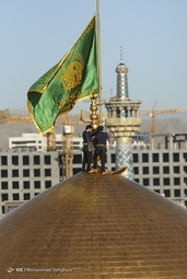 مراسم تعویض پرچم گنبد حرم مطهر رضوی