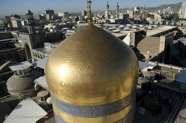 مراسم تعویض پرچم گنبد حرم مطهر رضوی