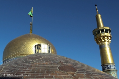 مراسم تعویض پرچم گنبد حرم مطهر رضوی