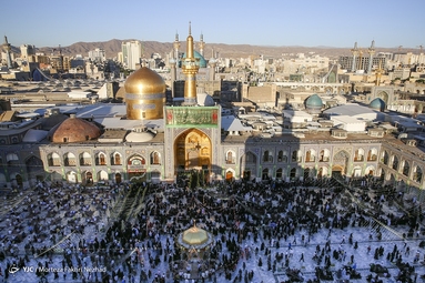 مراسم تعویض پرچم گنبد حرم مطهر رضوی