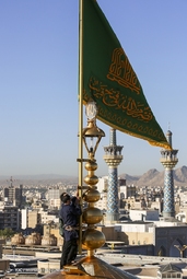 مراسم تعویض پرچم گنبد حرم مطهر رضوی