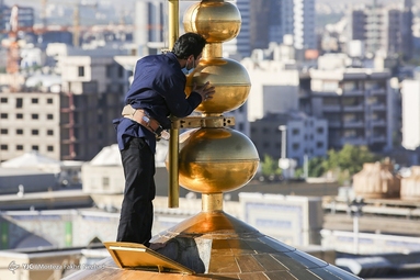 مراسم تعویض پرچم گنبد حرم مطهر رضوی