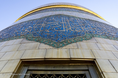 مراسم تعویض پرچم گنبد حرم مطهر رضوی