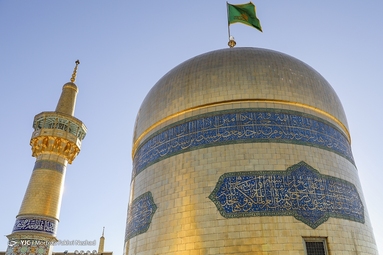 مراسم تعویض پرچم گنبد حرم مطهر رضوی