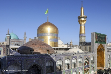 مراسم تعویض پرچم گنبد حرم مطهر رضوی