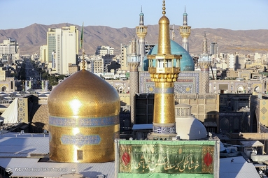 مراسم تعویض پرچم گنبد حرم مطهر رضوی