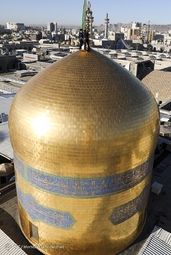 مراسم تعویض پرچم گنبد حرم مطهر رضوی