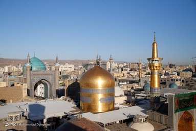 مراسم تعویض پرچم گنبد حرم مطهر رضوی