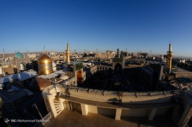 مراسم تعویض پرچم گنبد حرم مطهر رضوی