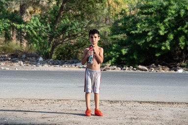 کودکان و جوانان برای تفریح و رهایی از گرمای هوا در کانالهای خنک آب که ازسد رییسعلی دلواری برای آبیاری نخلها سرازیر می شود اوقات خوشی را می گذرانند