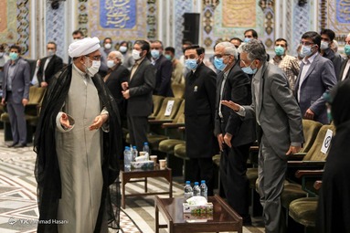 رونمایی از تقریظ رهبر انقلاب بر کتاب «عمارت خانه خورشید» - حرم مطهر رضوی
