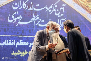 رونمایی از تقریظ رهبر انقلاب بر کتاب «عمارت خانه خورشید» - حرم مطهر رضوی