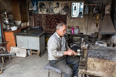 محله قدیمی میدان کاه فروشان تبریز جایی است که کارگاه‌های سماور سازی مشغول به کار هستند