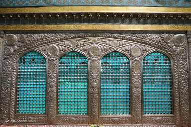ضریح منور حرم امام رئوف، پناه و مقصد دلسوختگان و عاشقانی است که برای عرض ارادت و زیارت حضرتش از راه دور و نزدیک با شوق و اشک می‌آیند