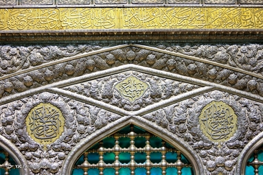ضریح منور حرم امام رئوف، پناه و مقصد دلسوختگان و عاشقانی است که برای عرض ارادت و زیارت حضرتش از راه دور و نزدیک با شوق و اشک می‌آیند