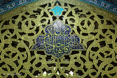 ضریح منور حرم امام رئوف، پناه و مقصد دلسوختگان و عاشقانی است که برای عرض ارادت و زیارت حضرتش از راه دور و نزدیک با شوق و اشک می‌آیند