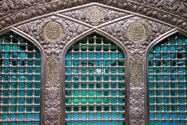 ضریح منور حرم امام رئوف، پناه و مقصد دلسوختگان و عاشقانی است که برای عرض ارادت و زیارت حضرتش از راه دور و نزدیک با شوق و اشک می‌آیند