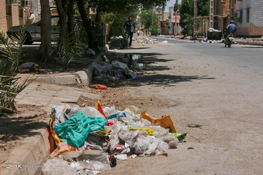 کارگران شهرداری خرمشهر بدلیل عدم پرداخت حقوق و معوقات خود دست از کار کشیده اند و کوچه‌های شهر مملو از پسماند‌های شهری شده است.