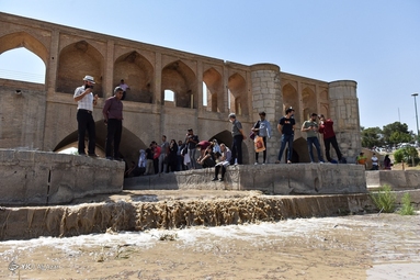 بازگشایی سد نکو آباد مبارکه، باعث جاری شدن آب در زاینده رود شد - پل خواجو