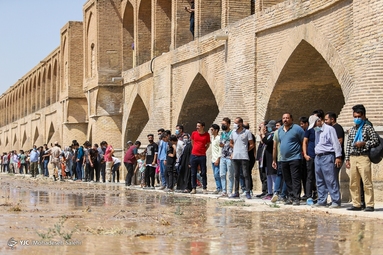 بازگشایی سد نکو آباد مبارکه، باعث جاری شدن آب در زاینده رود شد - پل خواجو