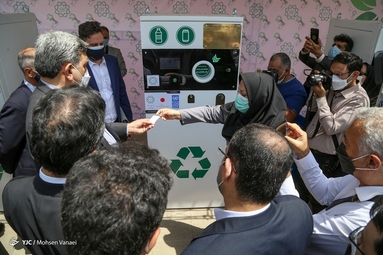 مراسم رونمایی از دستگاه «R V M» یا دریافت خودکار پسماند