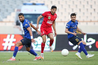 دیدار تیم‌های فوتبال پرسپولیس و استقلال در نود و ششمین بازی شهرآورد پایتخت، در مرحله یک چهارم نهایی جام حذفی
