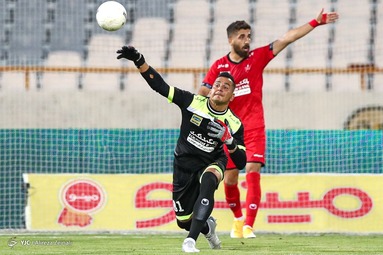 دیدار تیم‌های فوتبال پرسپولیس و استقلال در نود و ششمین بازی شهرآورد پایتخت، در مرحله یک چهارم نهایی جام حذفی