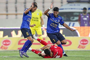 دیدار تیم‌های فوتبال پرسپولیس و استقلال در نود و ششمین بازی شهرآورد پایتخت، در مرحله یک چهارم نهایی جام حذفی