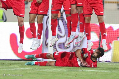 دیدار تیم‌های فوتبال پرسپولیس و استقلال در نود و ششمین بازی شهرآورد پایتخت، در مرحله یک چهارم نهایی جام حذفی