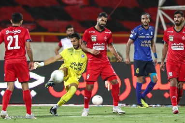 دیدار تیم‌های فوتبال پرسپولیس و استقلال در نود و ششمین بازی شهرآورد پایتخت، در مرحله یک چهارم نهایی جام حذفی