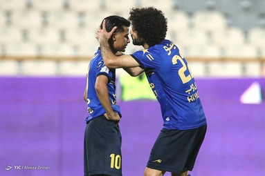 دیدار تیم‌های فوتبال پرسپولیس و استقلال در نود و ششمین بازی شهرآورد پایتخت، در مرحله یک چهارم نهایی جام حذفی