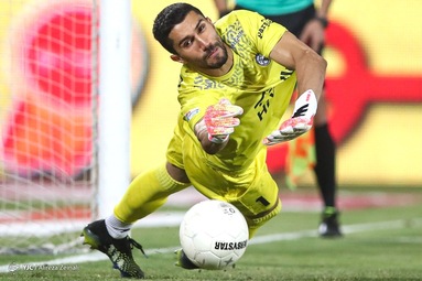 دیدار تیم‌های فوتبال پرسپولیس و استقلال در نود و ششمین بازی شهرآورد پایتخت، در مرحله یک چهارم نهایی جام حذفی